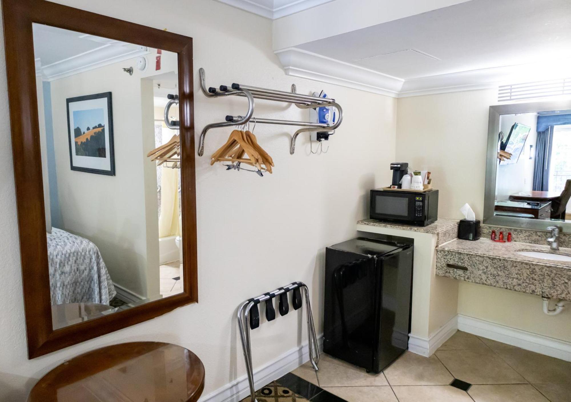 Hotel Baymont By Wyndham Atlanta Airport South 3*